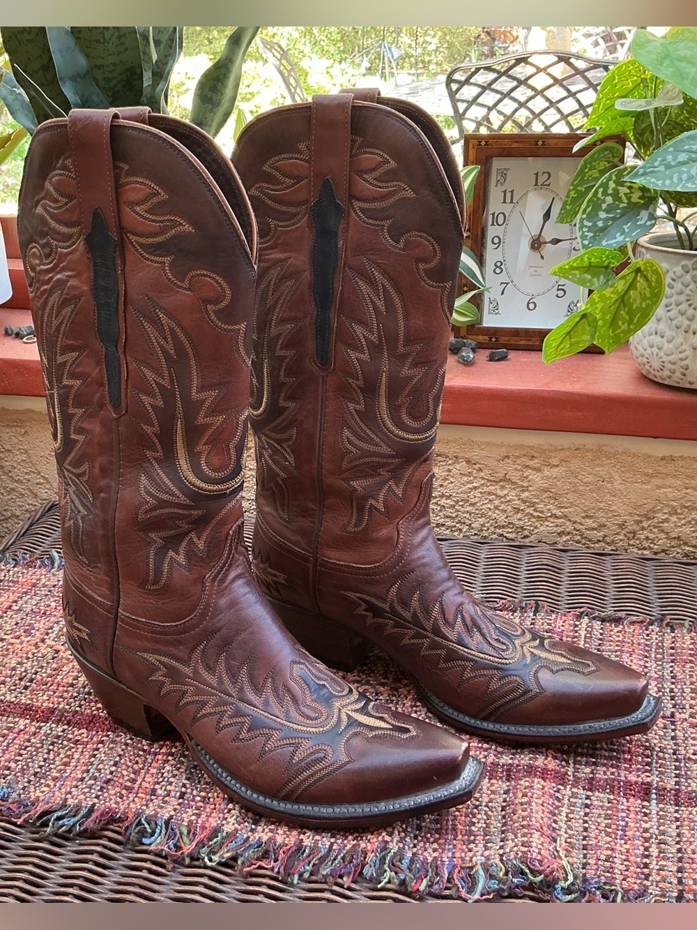 Lucchese Classics Handmade Women’s 7.5B Embroidered Snip Toe Cowboy Boots